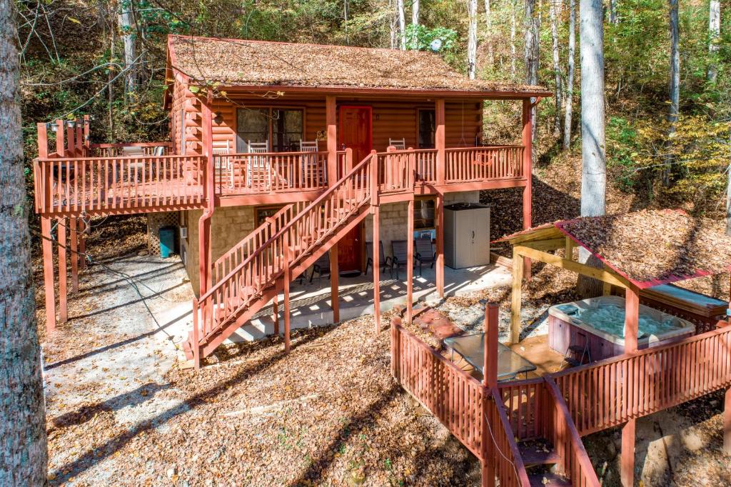 eine Hütte im Wald mit einer großen Terrasse in der Unterkunft Horseshoe Bend in Whittier