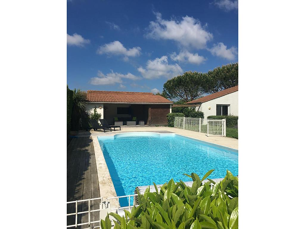 בריכת השחייה שנמצאת ב-Modern villa with private pool או באזור
