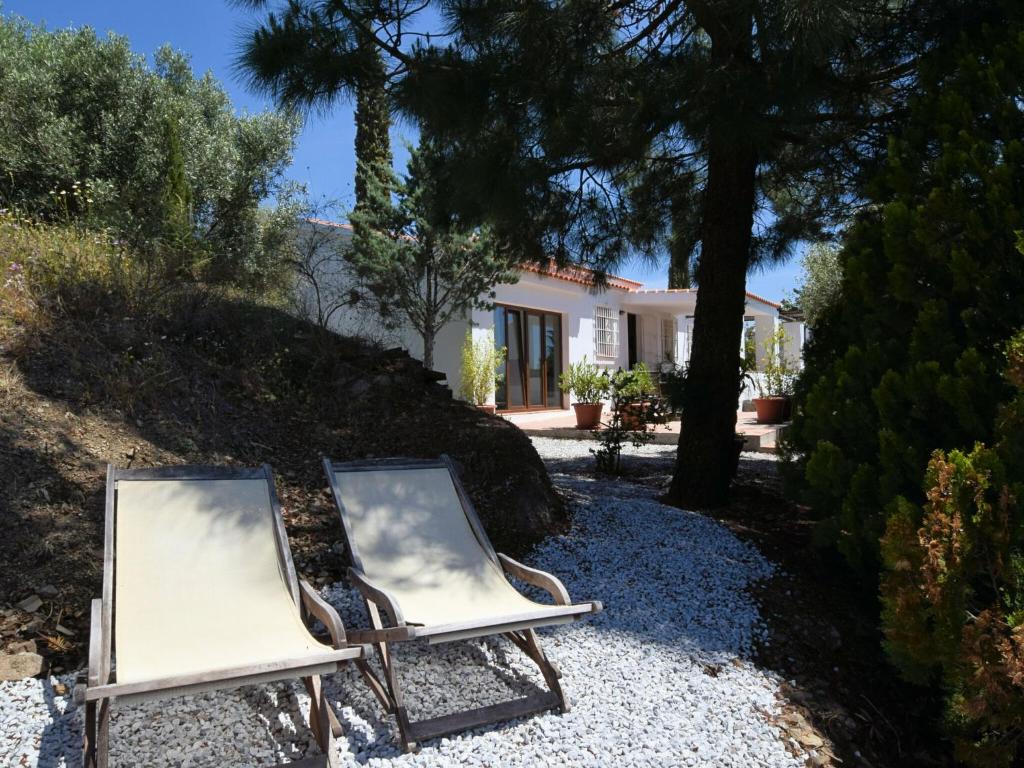 Ogród w obiekcie Villa in Sayalonga with Pool and Sea Views