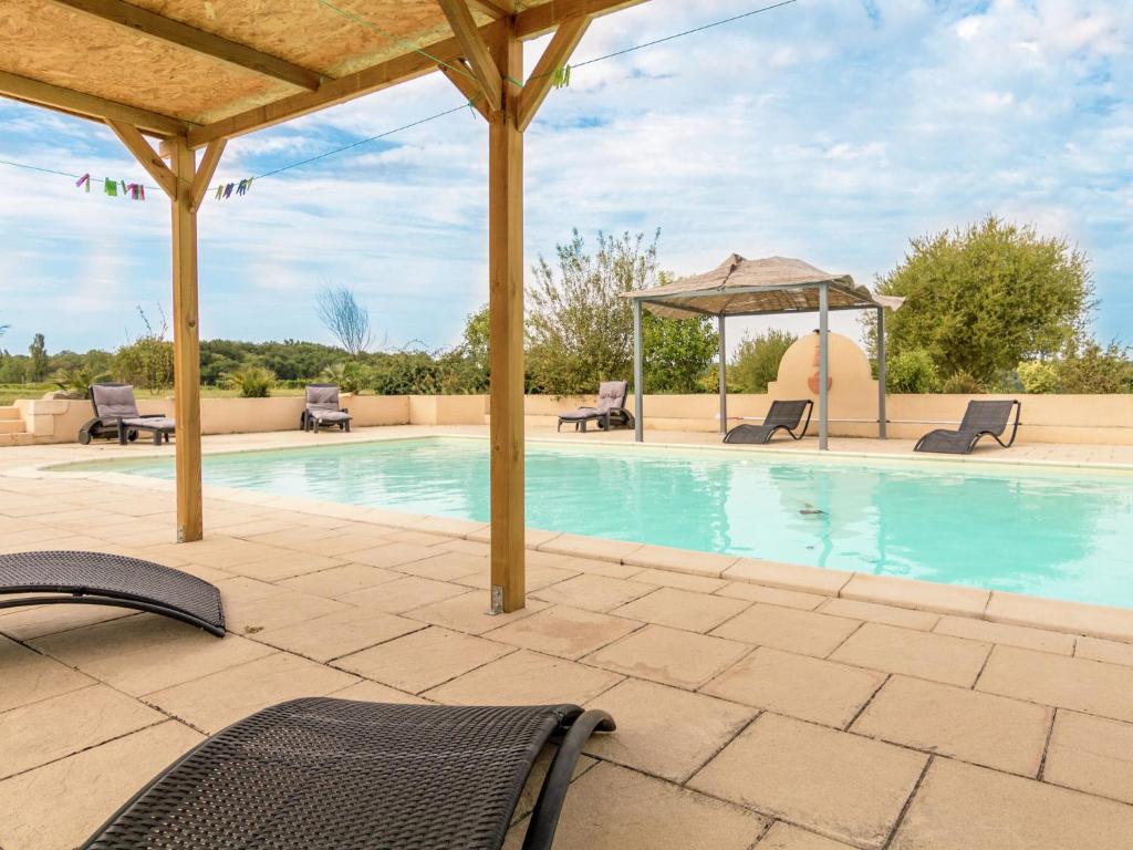 una piscina con sillas y un cenador en Villa in Saint Nexans with Private Heated Pool, en Saint-Nexans