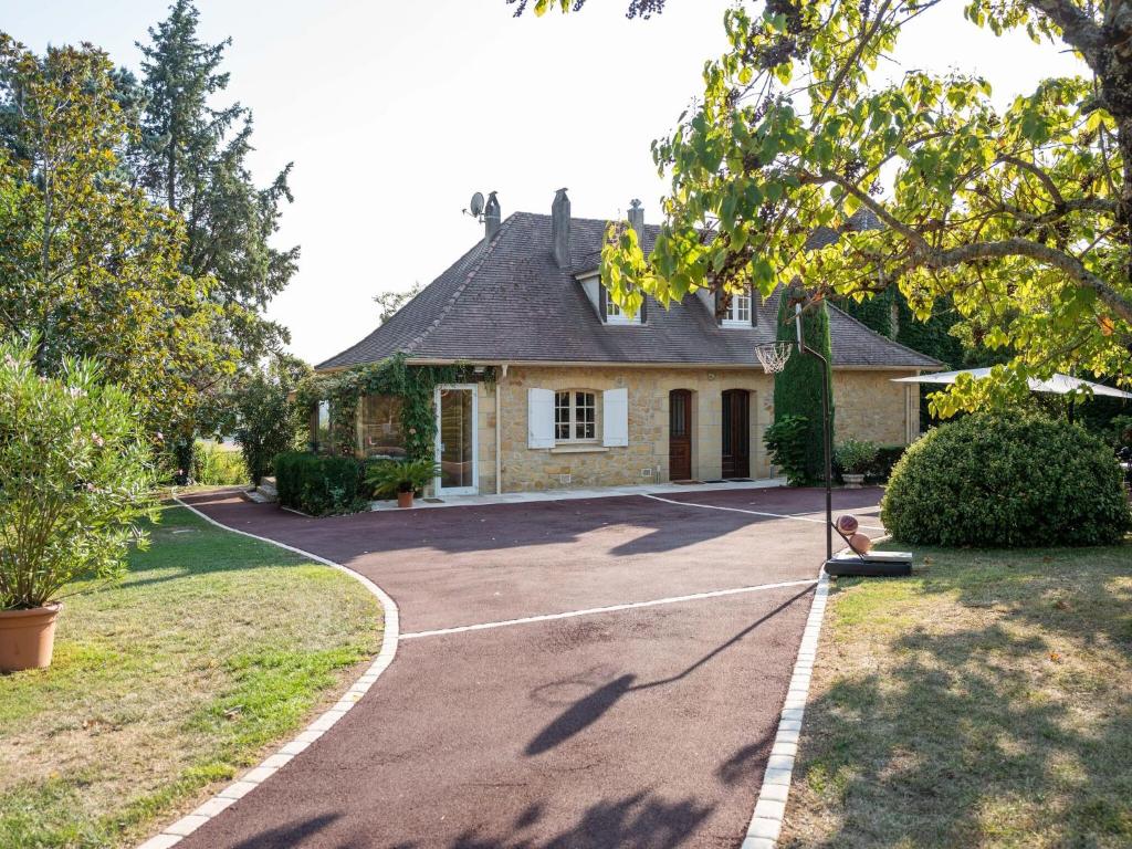 uma entrada em frente a uma casa em Superb villa with private garden in V lines em Vélines