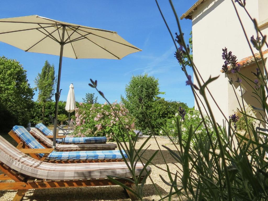 Comfortable cottage with heated pool and secluded garden in the Cognac  region (France Villiers-Couture) - Booking.com