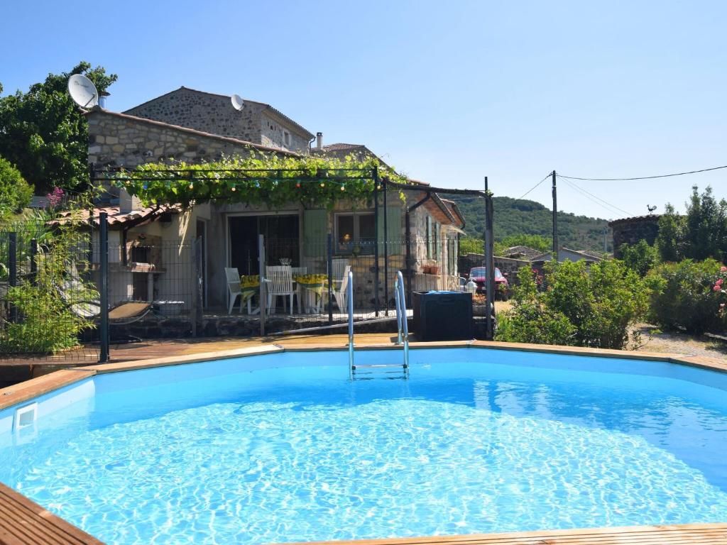 een groot zwembad voor een huis bij Peaceful holiday home with pool in Saint-Pons