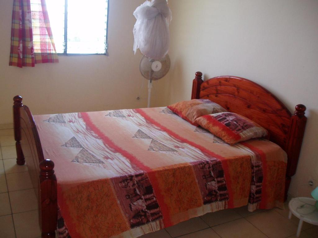 莱昂斯-达赫雷Appartement meublé vue/mer的一间卧室，床上铺着被子
