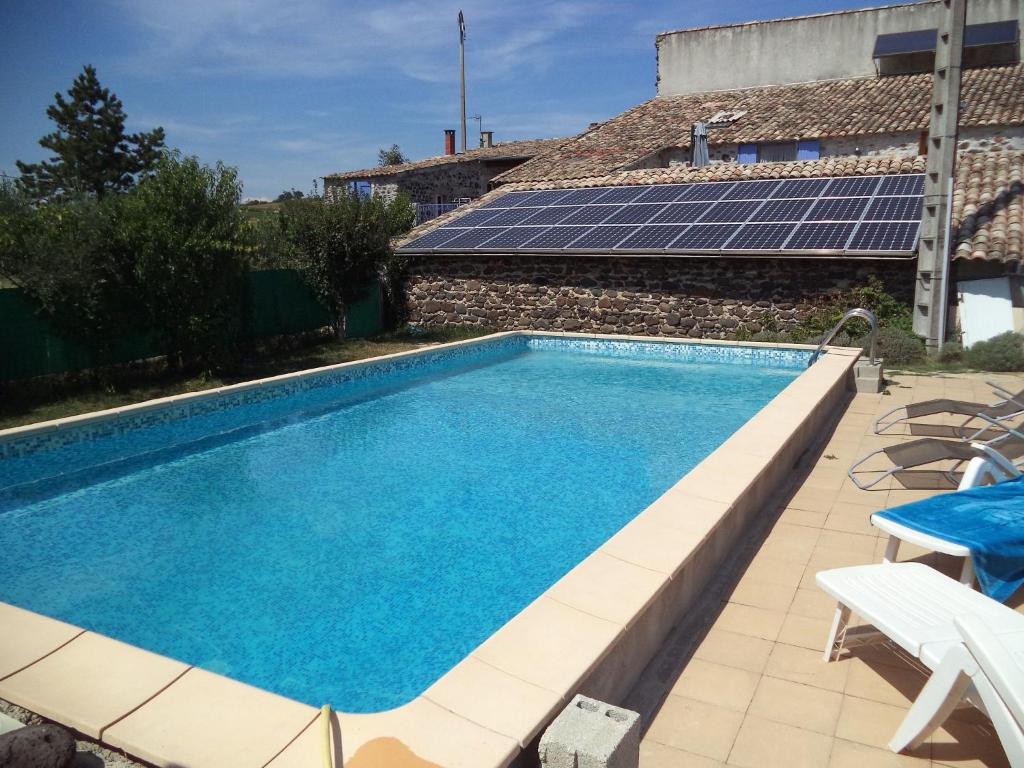 Piscina de la sau aproape de Charming holiday home in Mirabel with pool