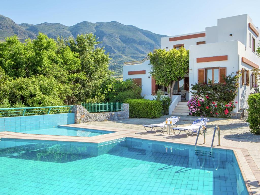 LefkogeiaにあるChic Villa in Lefkogia Crete with Swimming Poolのヴィラの前のスイミングプール