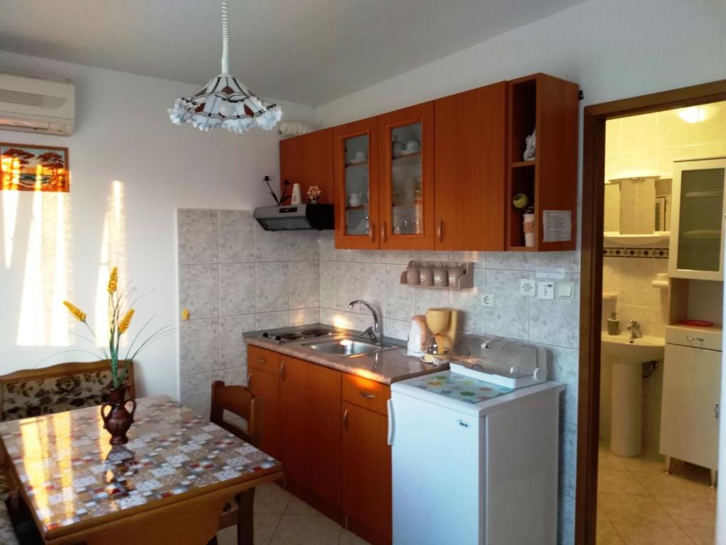 Kuchyňa alebo kuchynka v ubytovaní Charming Apartment in Vinisce with Jetty