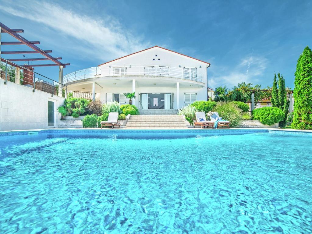 Piscina de la sau aproape de Spacious detached villa with pool near Pula with sea view