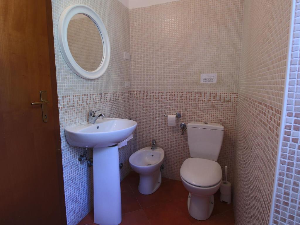 A bathroom at Belvilla by OYO Splendid Farmhouse with Jacuzzi