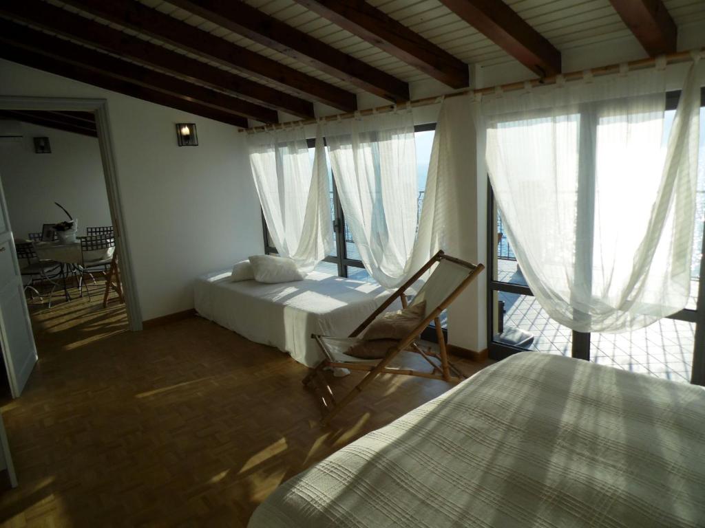 Postel nebo postele na pokoji v ubytování Retreat Overlooking Lake Iseo