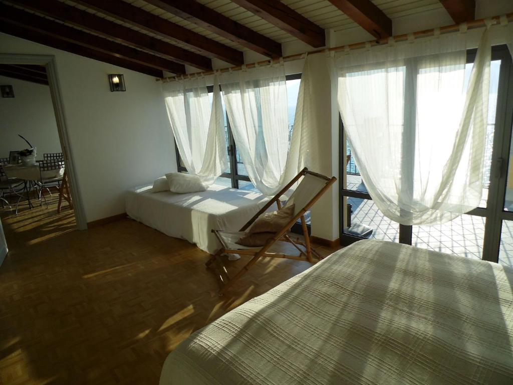 Postel nebo postele na pokoji v ubytování Retreat Overlooking Lake Iseo