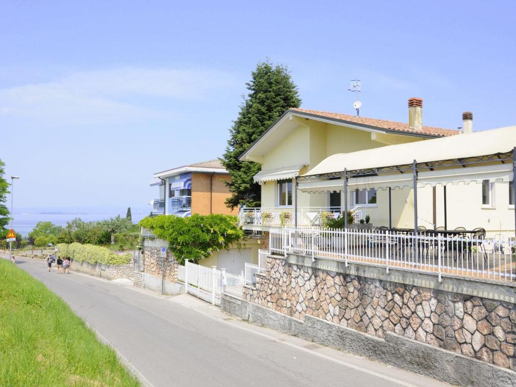 a house on the side of a road at Belvilla by OYO Porto Quarantaquattro in Lazise