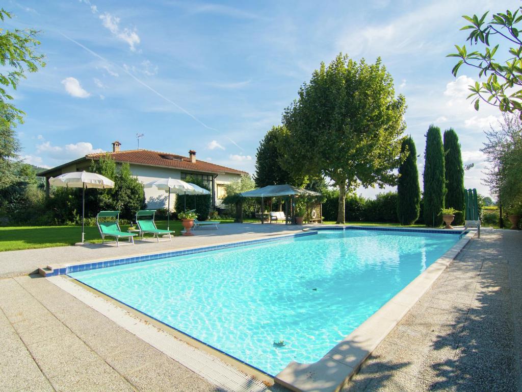 basen z dwoma krzesłami i dom w obiekcie Holiday home in Cortona with pool w mieście Cortona