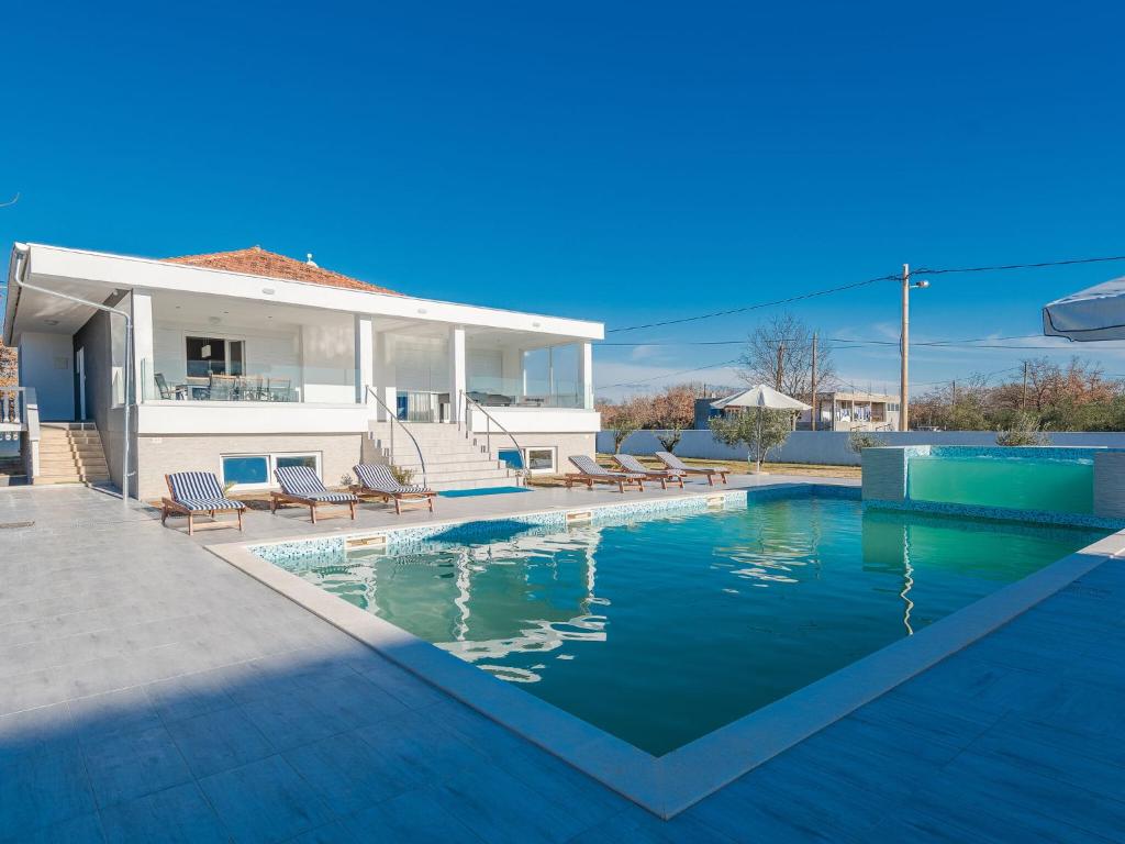 basen przed domem w obiekcie Classy Holiday Home in Galovac with Swimming Pool w mieście Galovac