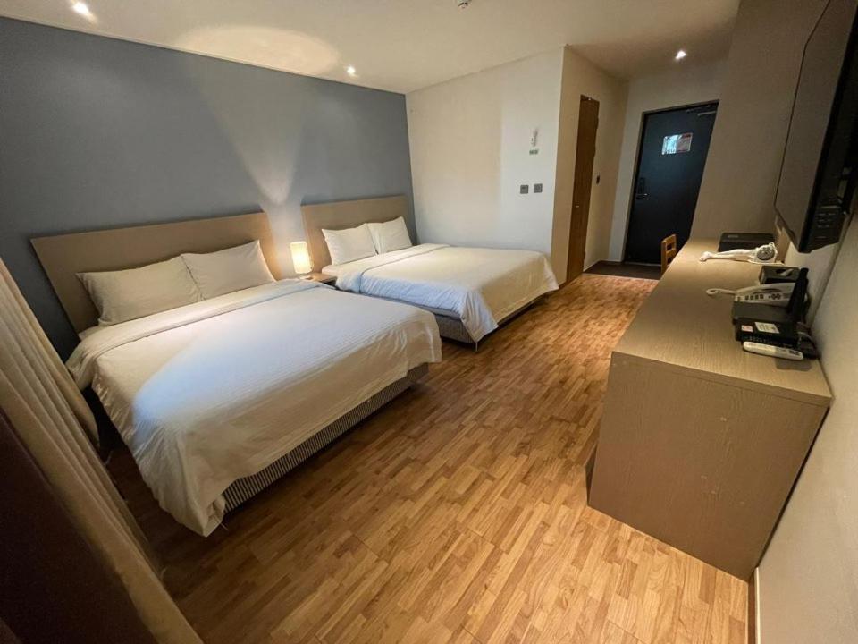 Postel nebo postele na pokoji v ubytování Sea Moon Tourist Hotel