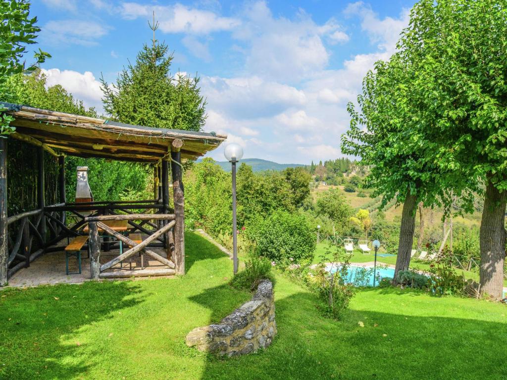 Ogród w obiekcie Superb Holiday Home With Swimming Pool