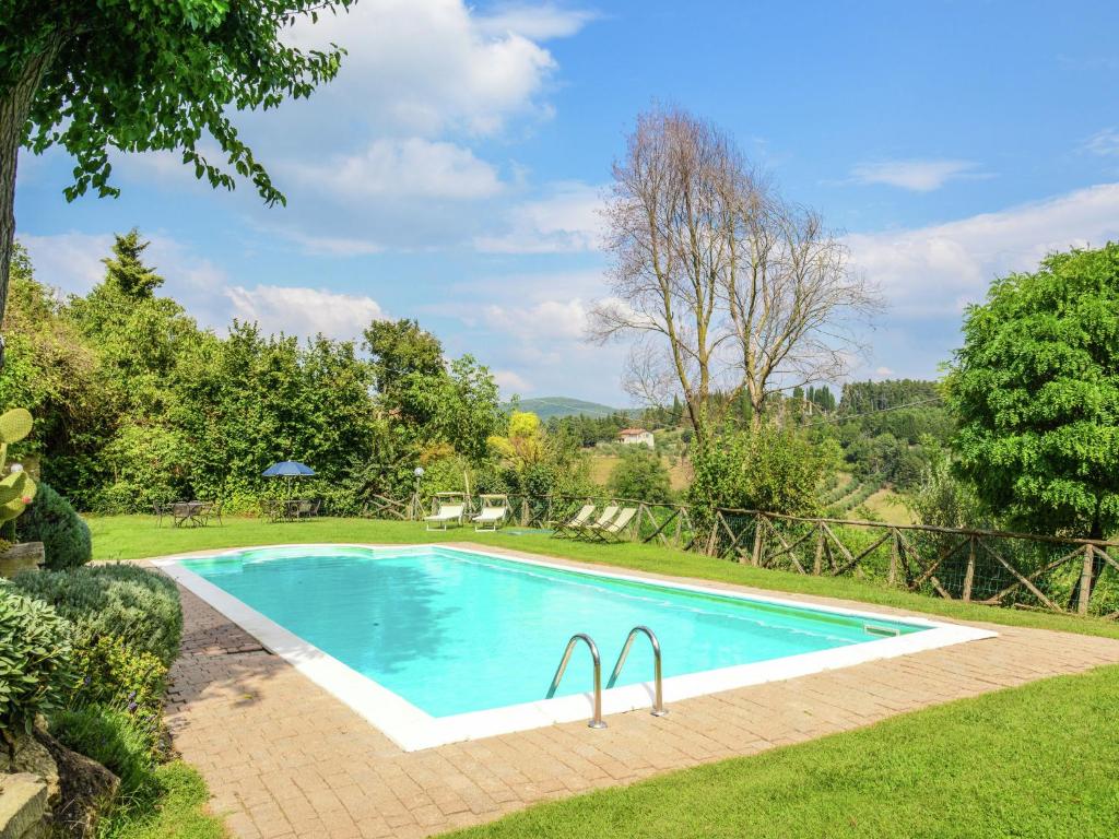 Basen w obiekcie Superb Holiday Home With Swimming Pool lub w pobliżu