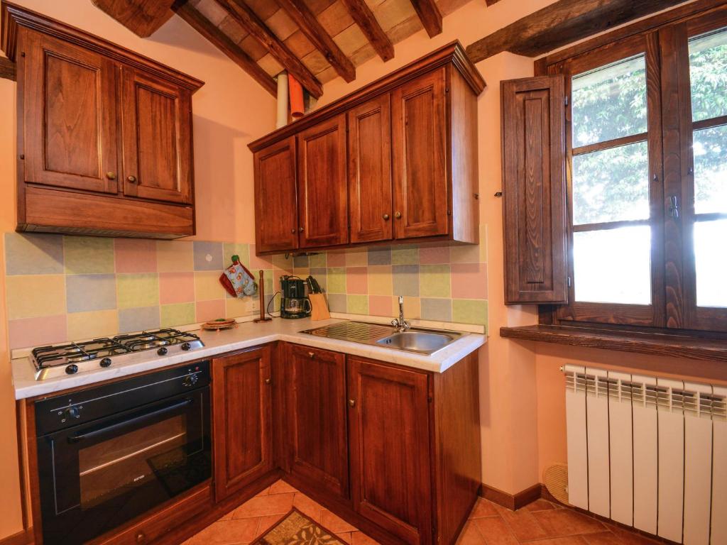 Kuchnia lub aneks kuchenny w obiekcie Superb Holiday Home With Swimming Pool