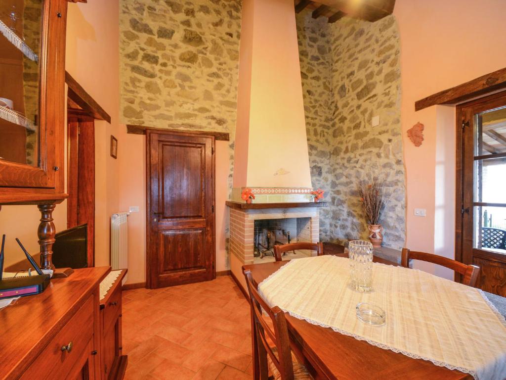Zdjęcie z galerii obiektu Superb Holiday Home With Swimming Pool w mieście Monte Santa Maria Tiberina