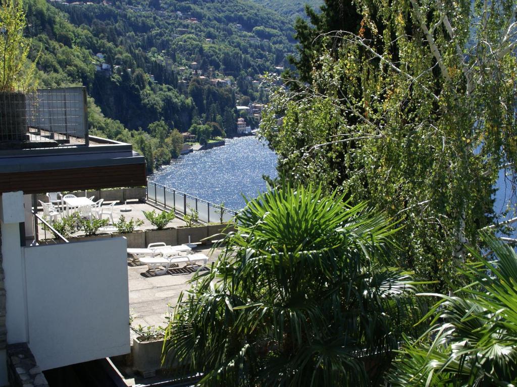 Pognana LarioにあるHoliday home with balcony for 2 4 people by lake Como near Pognana Larioの家のバルコニーから湖の景色を望めます。