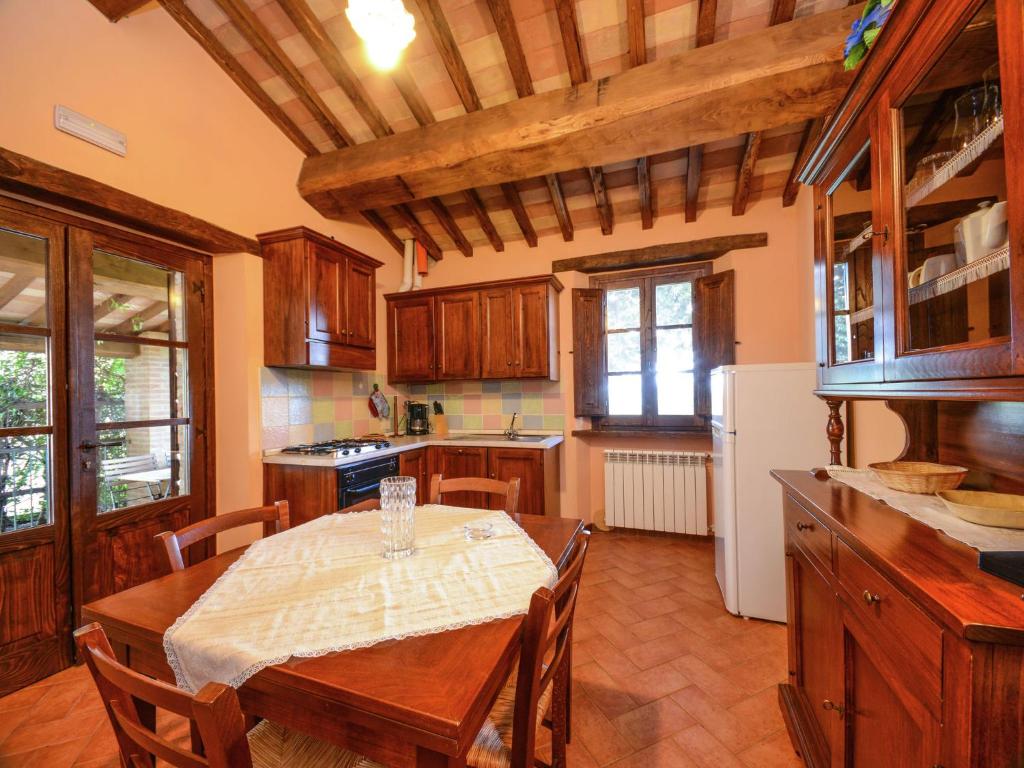 Kuchnia lub aneks kuchenny w obiekcie Superb Holiday Home With Swimming Pool