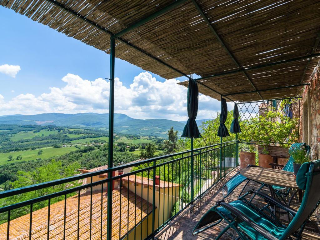 MontecastelliにあるBelvilla by OYO Bellavistaの山々の景色を望むバルコニー