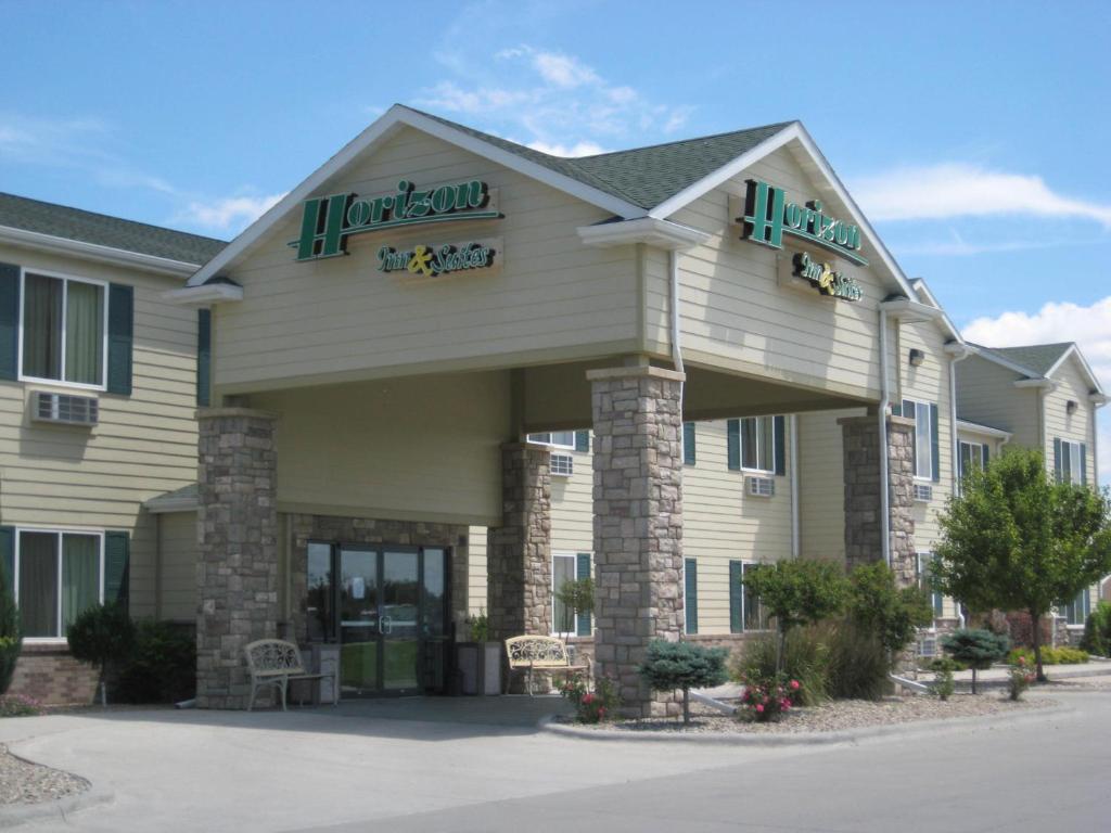 una locanda con un cartello sulla parte anteriore di Horizon Inn & Suites a West Point