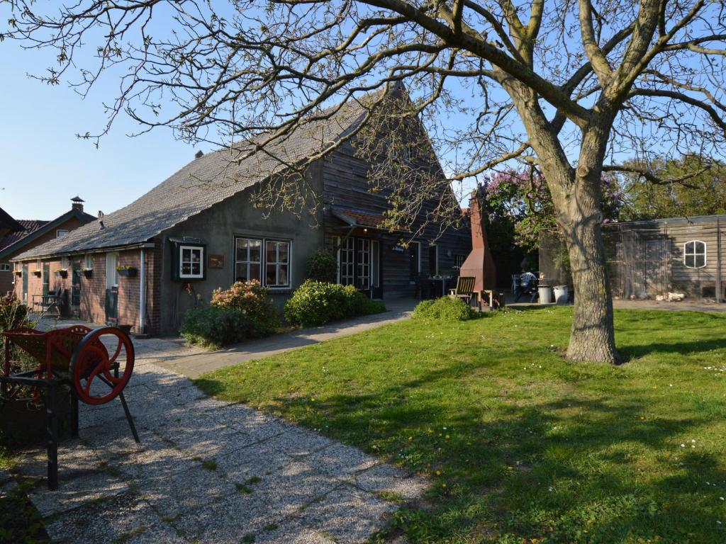 ベルヘン・オプ・ゾームにあるSpacious farmhouse in Bergen op Zoom with fenced gardenの木の家
