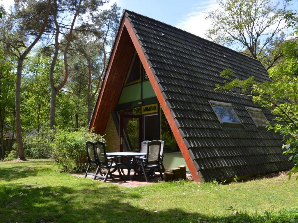 StramproyにあるCosy Holiday Home in Limburg with Forest nearbyのテーブルと椅子が前にある家