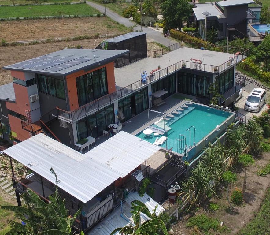 uma vista aérea de uma casa com piscina em Chef Nirvana Spa Pool Villa em Phayayen