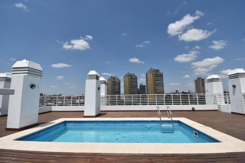 uma piscina no telhado de um edifício em Viaggiato Colon em Córdova