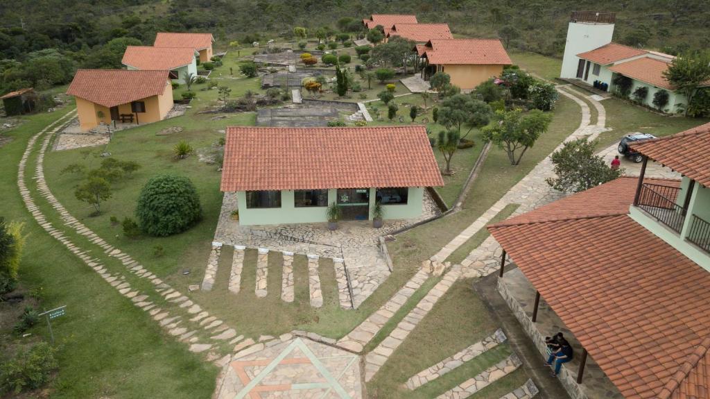 z góry widok na małą wioskę z domem w obiekcie Pousada Além das Formas w mieście Carrancas