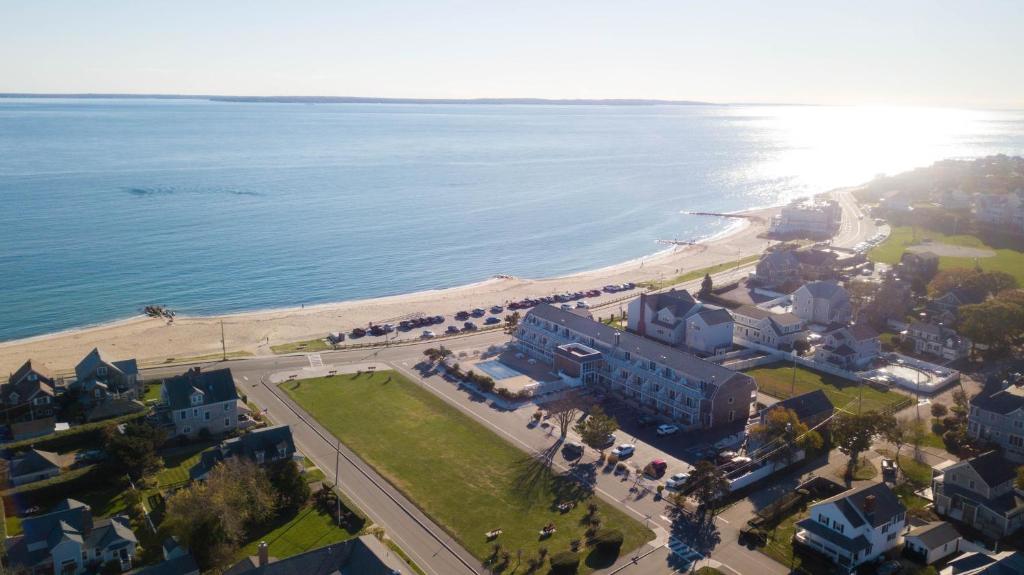 - une vue aérienne sur la plage et l'océan dans l'établissement InnSeason Resorts Captain's Quarters, à Falmouth