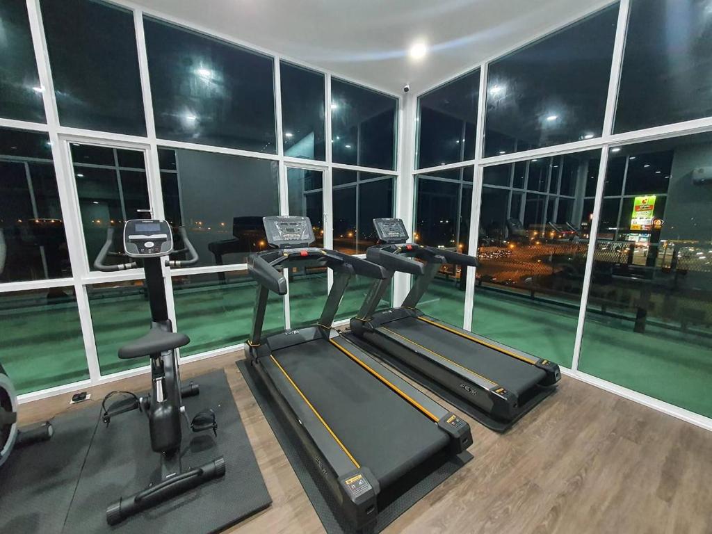 Fitness centrum a/nebo fitness zařízení v ubytování วัน บัดเจท เชียงราย สนามบิน One Budget Hotel Chiangrai Airport