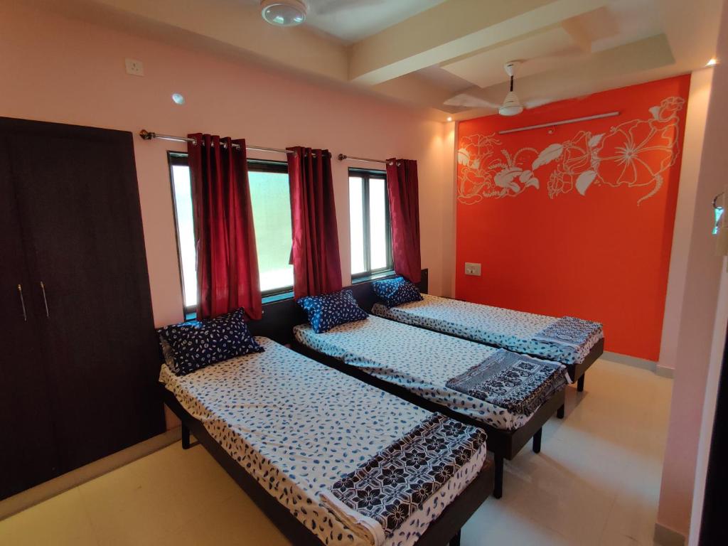 Postel nebo postele na pokoji v ubytování Bandekar Home Stay