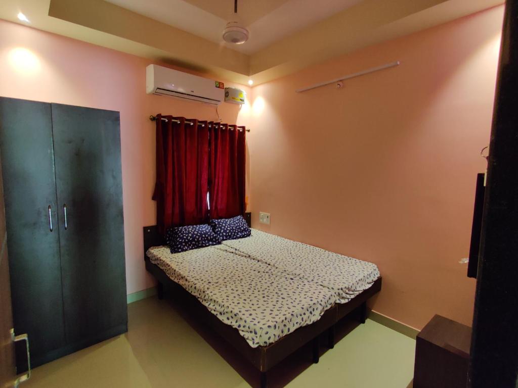 Postel nebo postele na pokoji v ubytování Bandekar Home Stay