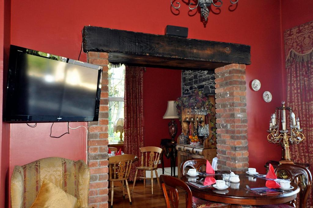 TV a/nebo společenská místnost v ubytování Highfield House Guesthouse