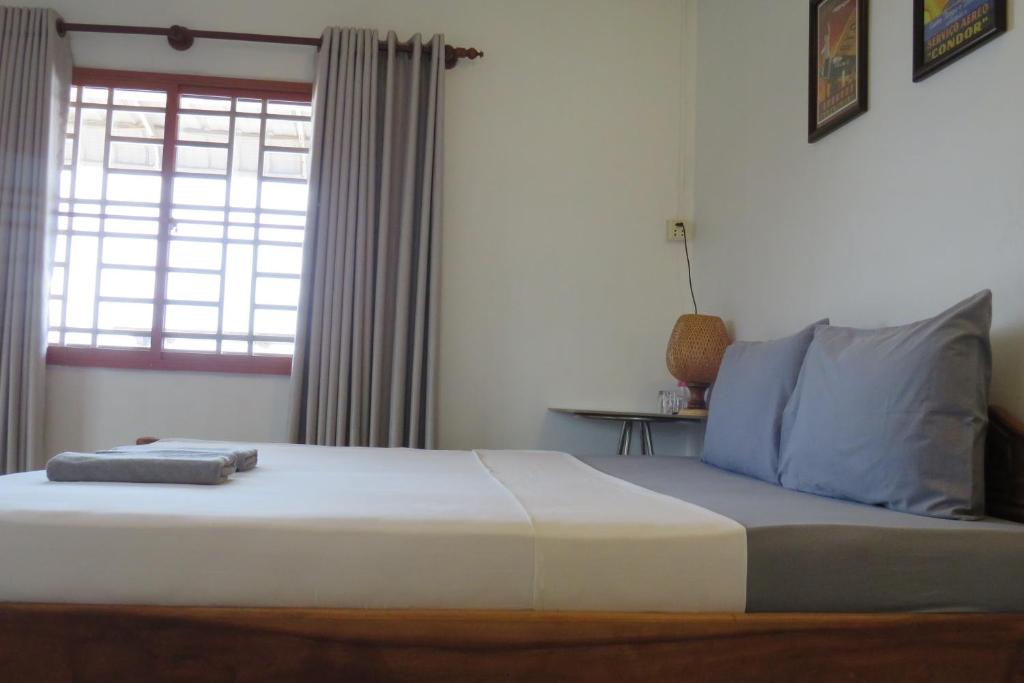 Postel nebo postele na pokoji v ubytování Sorya Guesthouse & Dolphin Tours