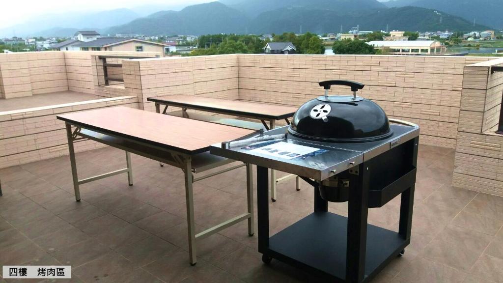 a grill with a pot on top on a roof at Shan Hao Homestay in Yilan City