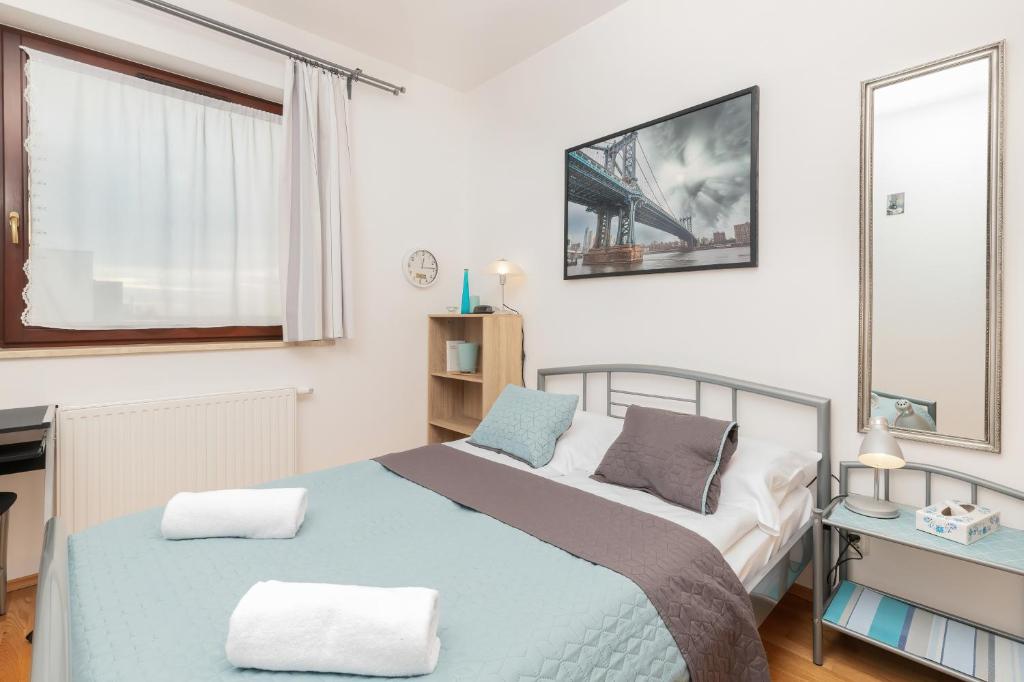 um quarto com uma cama com duas almofadas em Apartment Gdańsk Jabłoniowa by Renters em Gdansk