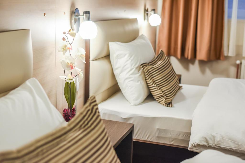 Postel nebo postele na pokoji v ubytování Hotel Požega