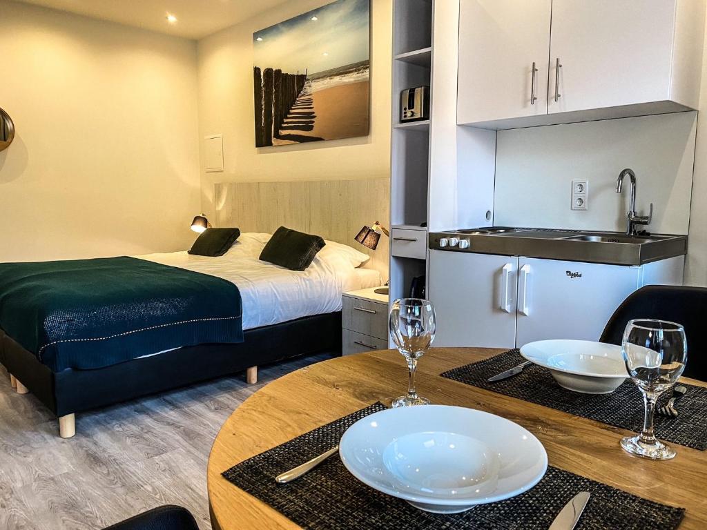 a room with a bed and a table with glasses on it at Appartement Centrum Domburg DO05 in Domburg