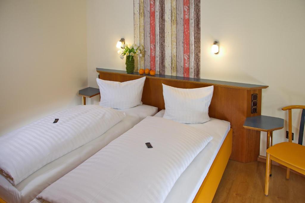 Postel nebo postele na pokoji v ubytování Stadtcafé Hotel garni