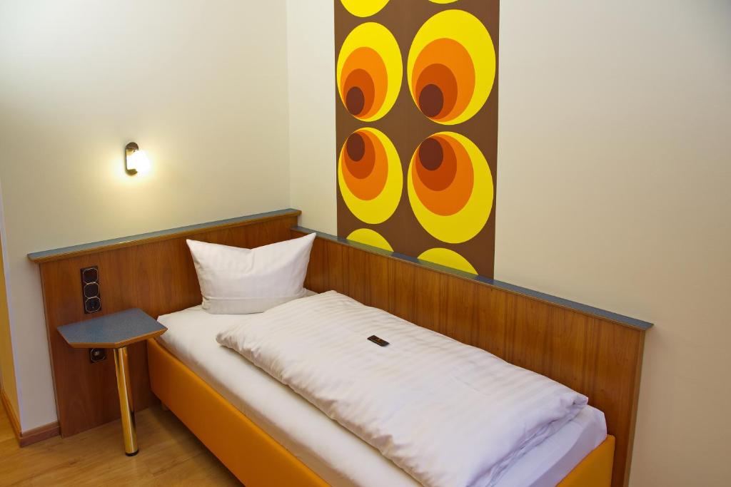 Postel nebo postele na pokoji v ubytování Stadtcafé Hotel garni