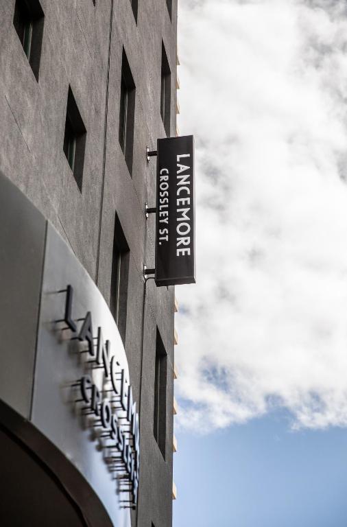 Lancemore Crossley St. Melbourneに飾ってある許可証、賞状、看板またはその他の書類