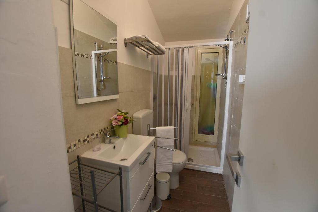 łazienka z białą umywalką i toaletą w obiekcie Sicilia Bedda House w mieście Scicli