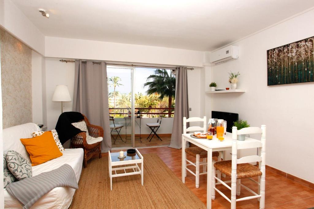 A seating area at Apartamento Can Poma