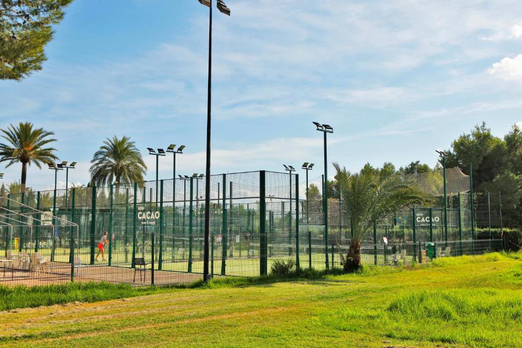 Tennis and/or squash facilities at Apartamento Can Poma or nearby