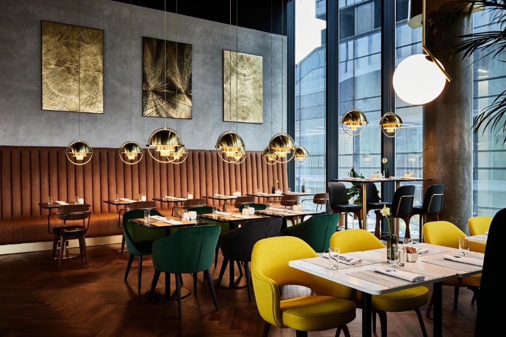 Crowne Plaza - Warsaw - The HUB by IHGにあるレストランまたは飲食店