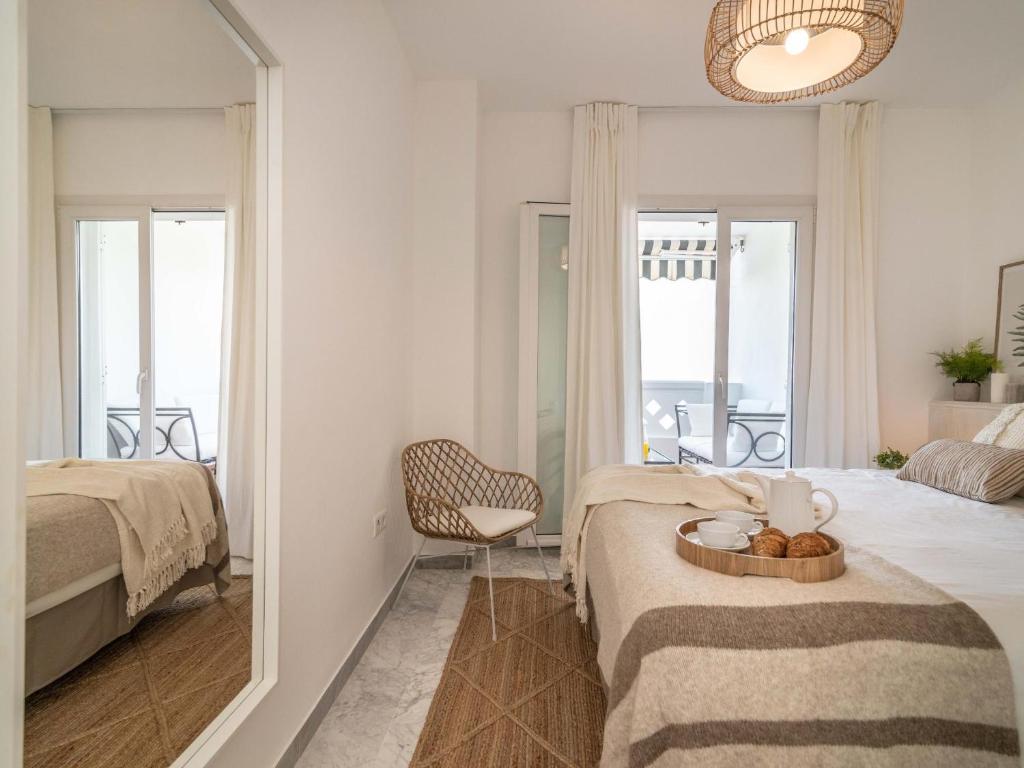 Postel nebo postele na pokoji v ubytování VACATION MARBELLA I Beachfront Quiet Apt with Private Beach Access, A minute walk from Puerto Banus Marina, 24-7 security and Parking